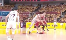 九游体育在线-球场上的激烈对抗是球员们顽强拼搏的见证