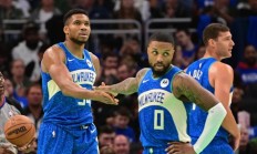 九游体育app-雄鹿客场惜败绿军，字母哥奋战未果