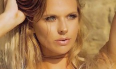 九游体育中国官网-足球赛事英姿飒爽：女球员荣耀登顶夺冠的简单介绍