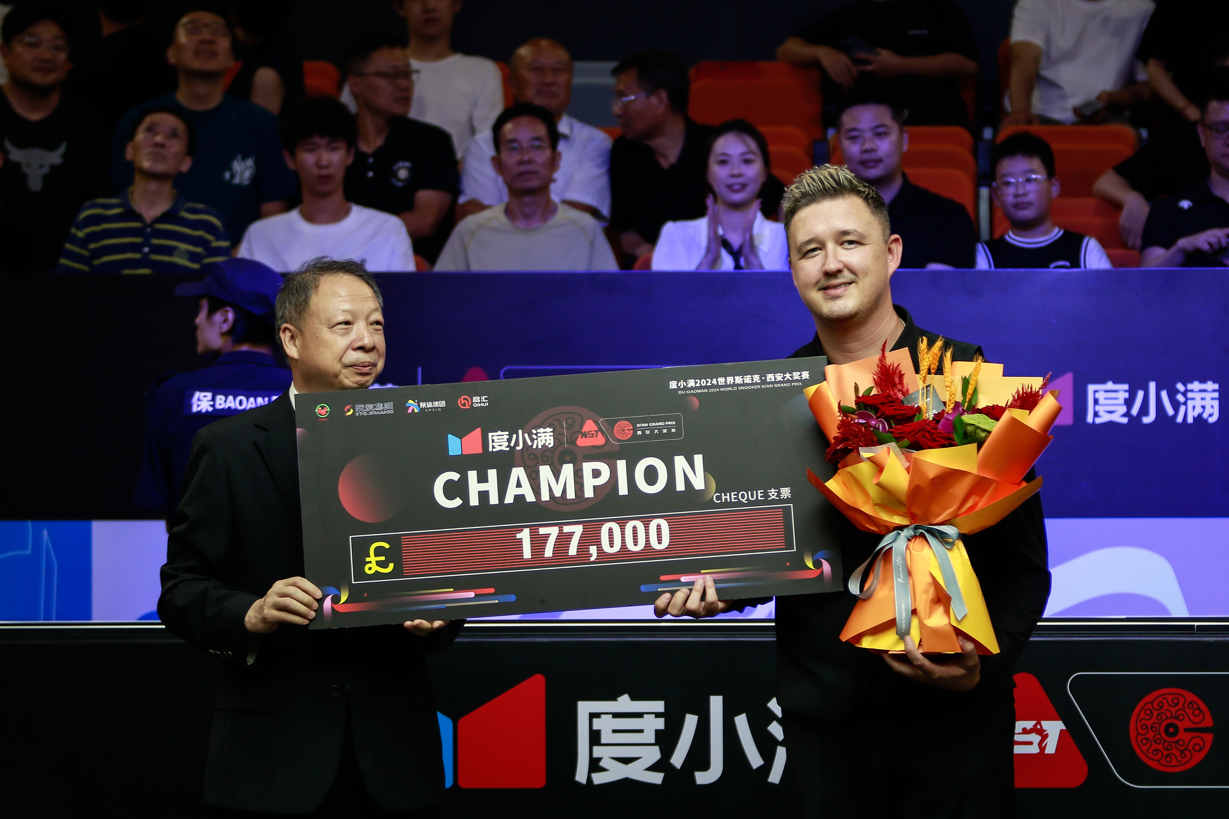 九游体育入口-英国赛艇运动员战胜对手，勇夺第一