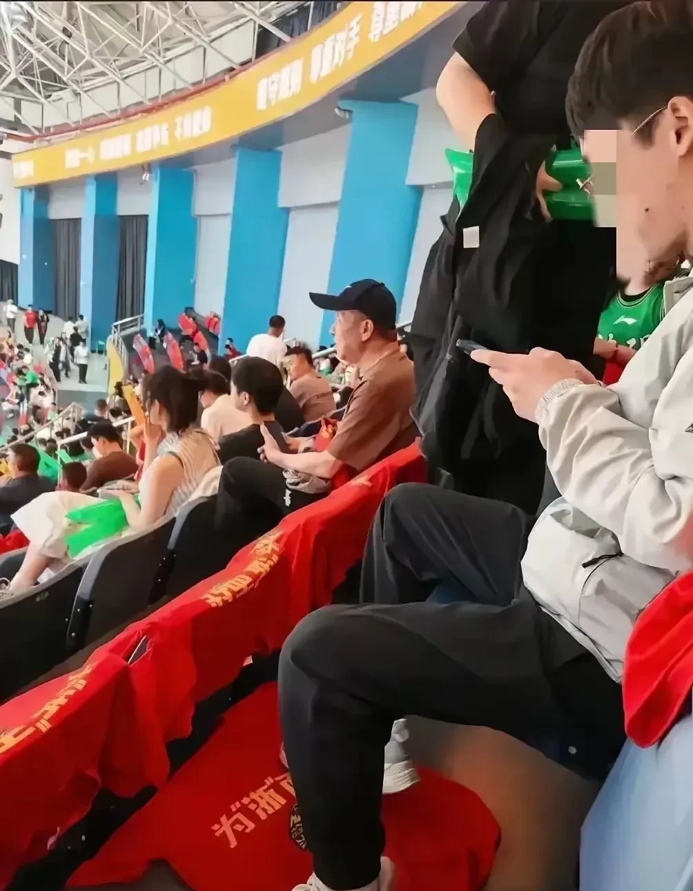 比赛中意外发生，球迷们目瞪口呆